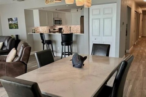 Condo in Redington Beach, Florida, 2 bedrooms  № 2232155 - photo 17