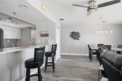 Condo in Redington Beach, Florida, 2 bedrooms  № 2232155 - photo 8