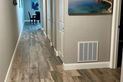 Condo in Redington Beach, Florida, 2 bedrooms  № 2232155 - photo 18