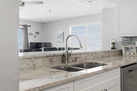 Condo in Redington Beach, Florida, 2 bedrooms  № 2232155 - photo 10