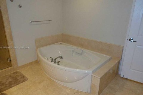 Condominio en alquiler en Hollywood, Florida, 2 dormitorios, 161 m2 № 1976189 - foto 26