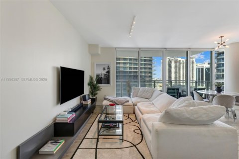 Condominio en alquiler en Miami, Florida, 2 dormitorios, 105.35 m2 № 2058855 - foto 2