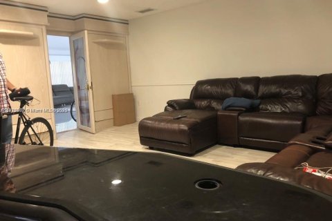 Casa en alquiler en Doral, Florida, 3 dormitorios, 210.98 m2 № 1975385 - foto 25