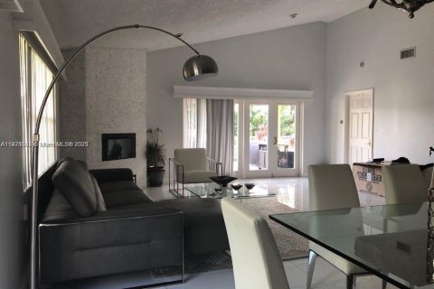 Casa en alquiler en Doral, Florida, 3 dormitorios, 210.98 m2 № 1975385 - foto 2