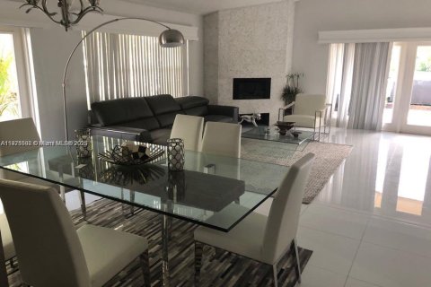Casa en alquiler en Doral, Florida, 3 dormitorios, 210.98 m2 № 1975385 - foto 5
