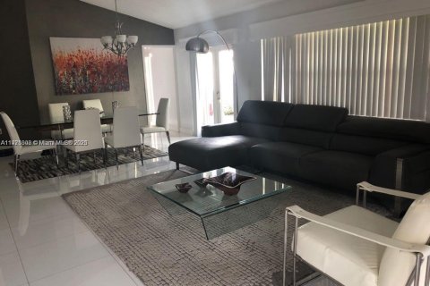 Casa en alquiler en Doral, Florida, 3 dormitorios, 210.98 m2 № 1975385 - foto 4