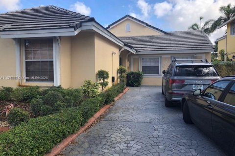 Casa en alquiler en Doral, Florida, 3 dormitorios, 210.98 m2 № 1975385 - foto 1