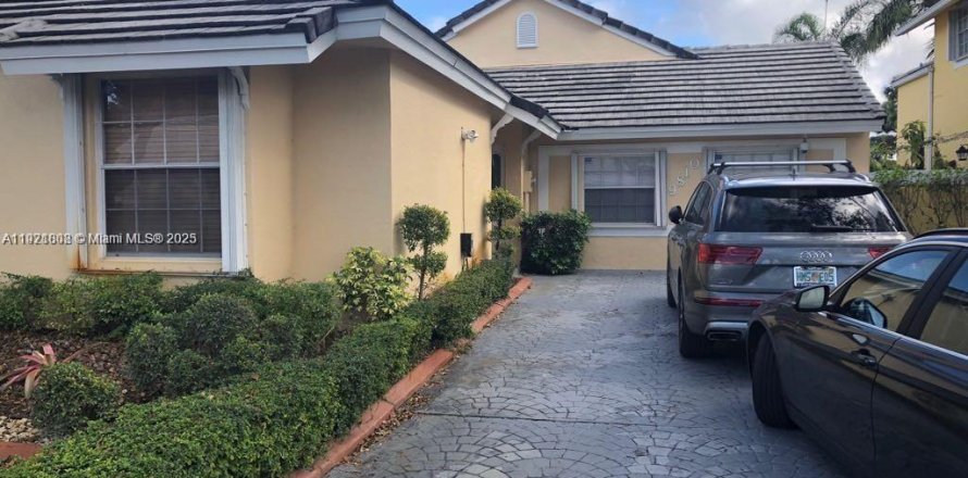 Casa en Doral, Florida 3 dormitorios, 210.98 m2 № 1975385