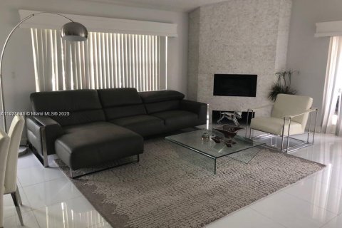 Casa en alquiler en Doral, Florida, 3 dormitorios, 210.98 m2 № 1975385 - foto 3