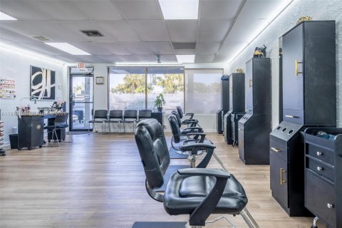 Commercial property in Pembroke Pines, Florida № 2032859 - photo 12