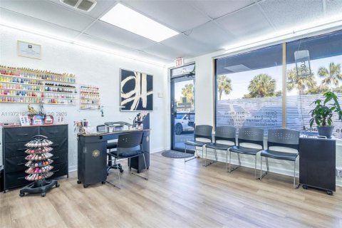 Commercial property in Pembroke Pines, Florida № 2032859 - photo 6