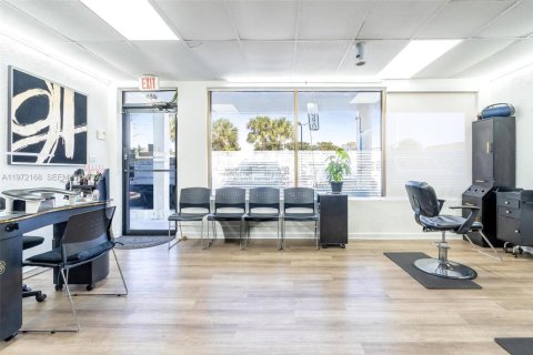 Commercial property in Pembroke Pines, Florida № 2032859 - photo 5