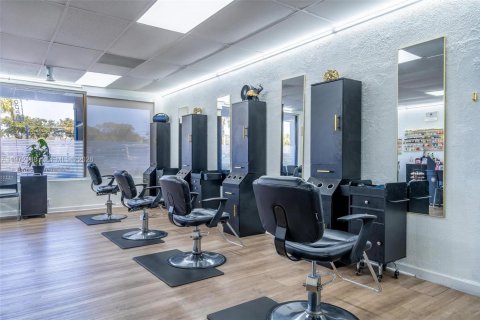 Commercial property in Pembroke Pines, Florida № 2032859 - photo 11