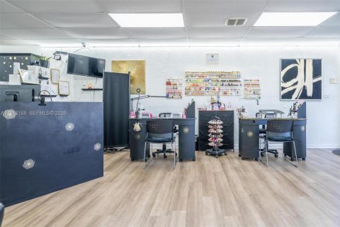 Commercial property in Pembroke Pines, Florida № 2032859 - photo 10