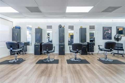 Commercial property in Pembroke Pines, Florida № 2032859 - photo 13