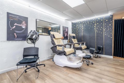 Commercial property in Pembroke Pines, Florida № 2032859 - photo 14