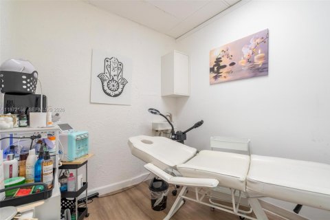 Commercial property in Pembroke Pines, Florida № 2032859 - photo 21