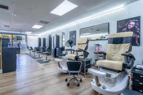 Commercial property in Pembroke Pines, Florida № 2032859 - photo 15