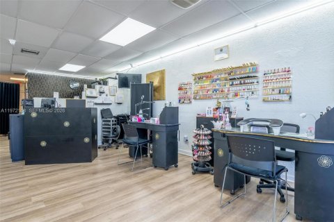 Commercial property in Pembroke Pines, Florida № 2032859 - photo 9