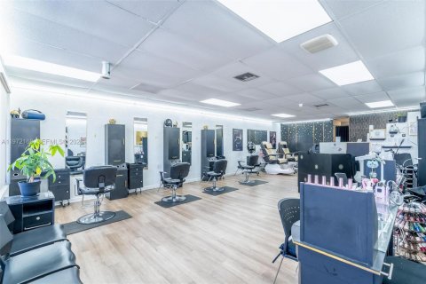 Commercial property in Pembroke Pines, Florida № 2032859 - photo 7