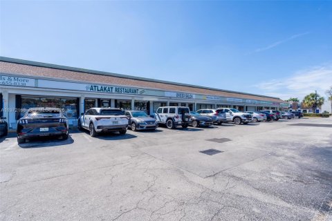 Commercial property in Pembroke Pines, Florida № 2032859 - photo 29