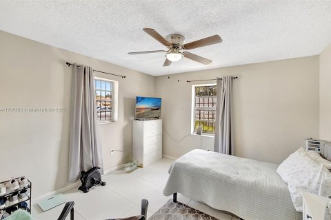 Commercial property in Miami, Florida 156.08 sq.m. № 1867226 - photo 15