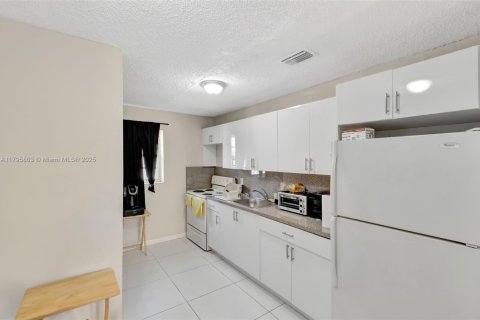 Commercial property in Miami, Florida 156.08 sq.m. № 1867226 - photo 12