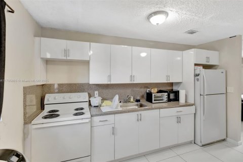 Commercial property in Miami, Florida 156.08 sq.m. № 1867226 - photo 14