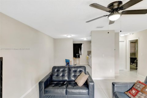 Commercial property in Miami, Florida 156.08 sq.m. № 1867226 - photo 11