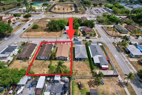 Commercial property in Miami, Florida 156.08 sq.m. № 1867226 - photo 1