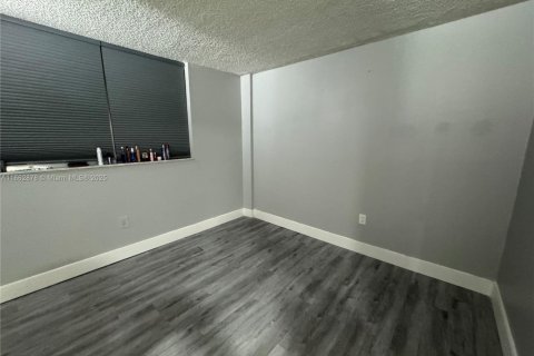 Condo in Miami, Florida, 3 bedrooms № 1897234 - photo 3