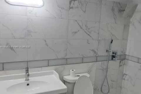 Condo in Miami, Florida, 3 bedrooms № 1897234 - photo 11