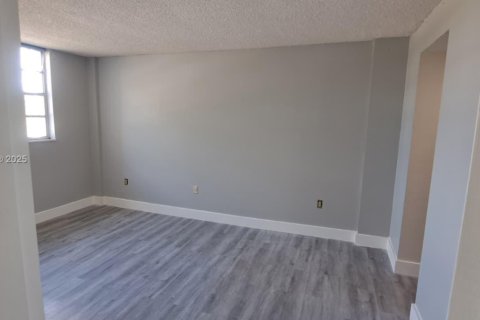 Condo in Miami, Florida, 3 bedrooms № 1897234 - photo 10