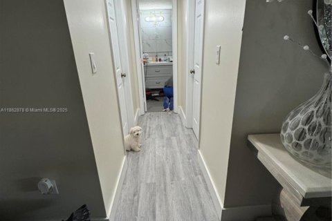 Condo in Miami, Florida, 3 bedrooms № 1897234 - photo 4