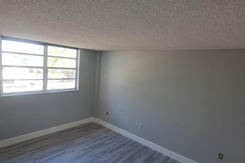 Condo in Miami, Florida, 3 bedrooms № 1897234 - photo 9