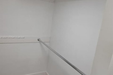 Condo in Miami, Florida, 3 bedrooms № 1897234 - photo 16