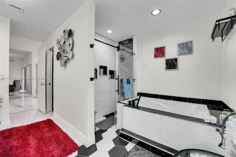 Casa en venta en Lake Worth, Florida, 3 dormitorios, 246.38 m2 № 1961533 - foto 18