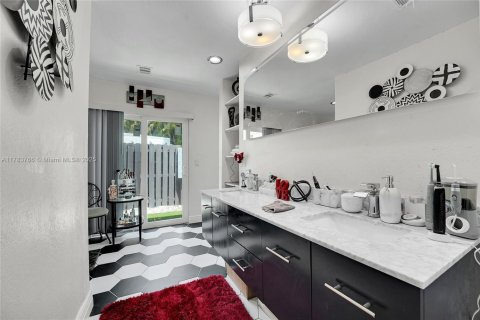 Casa en venta en Lake Worth, Florida, 3 dormitorios, 246.38 m2 № 1961533 - foto 17