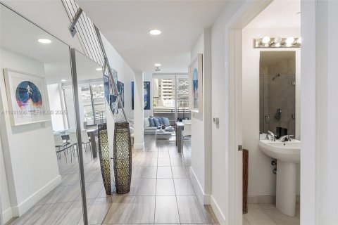 Снять в аренду кондоминиум в Майами, Флорида 1 спальня, 92.9м2, № 1991631 - фото 1