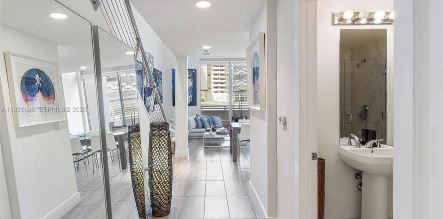 Кондоминиум с 1 спальней в Майами, Флорида № 1991631