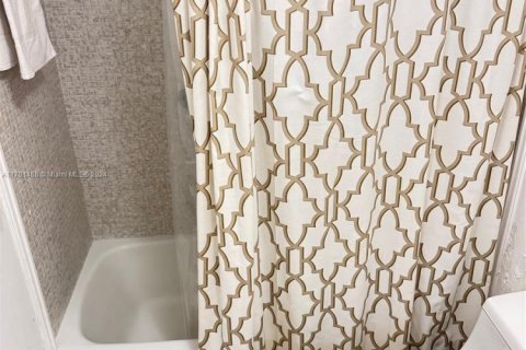 Condo in Hollywood, Florida, 1 bedroom  № 1936512 - photo 17