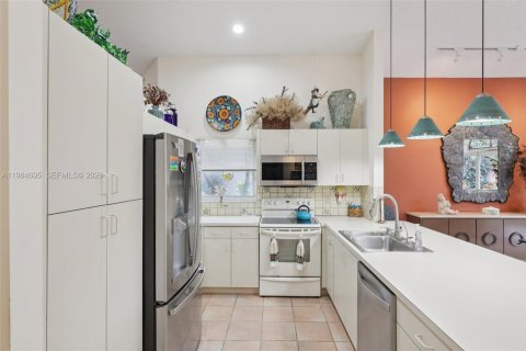 House in Pembroke Pines, Florida 3 bedrooms, 164.07 sq.m. № 2050852 - photo 12