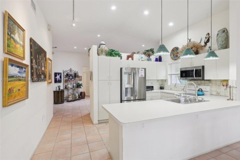 House in Pembroke Pines, Florida 3 bedrooms, 164.07 sq.m. № 2050852 - photo 13