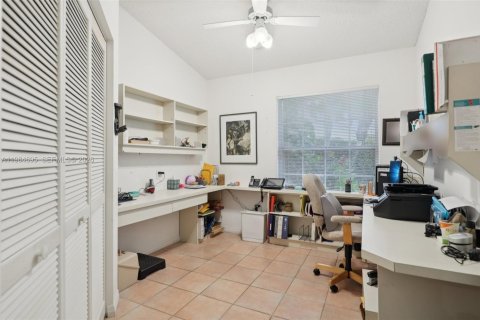 House in Pembroke Pines, Florida 3 bedrooms, 164.07 sq.m. № 2050852 - photo 15