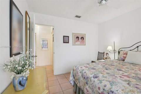 House in Pembroke Pines, Florida 3 bedrooms, 164.07 sq.m. № 2050852 - photo 25