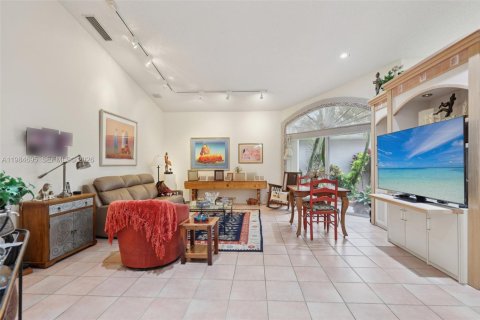 House in Pembroke Pines, Florida 3 bedrooms, 164.07 sq.m. № 2050852 - photo 9