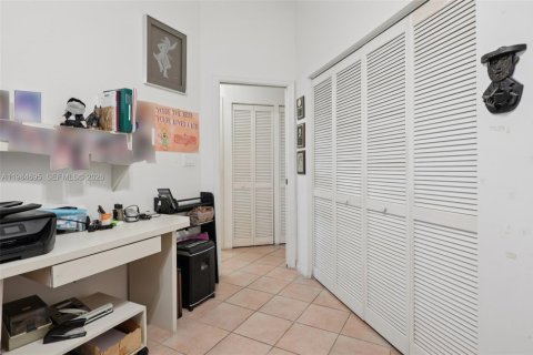 House in Pembroke Pines, Florida 3 bedrooms, 164.07 sq.m. № 2050852 - photo 17