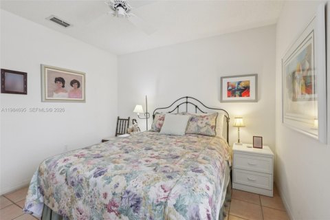 House in Pembroke Pines, Florida 3 bedrooms, 164.07 sq.m. № 2050852 - photo 24