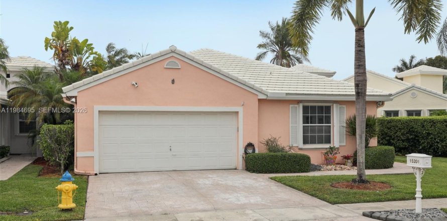 House in Pembroke Pines, Florida 3 bedrooms, 164.07 sq.m. № 2050852