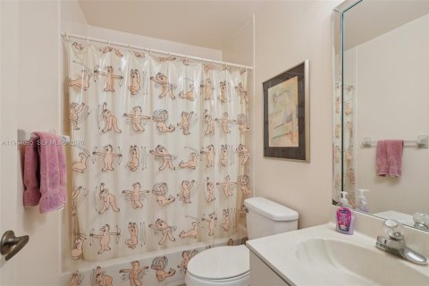 House in Pembroke Pines, Florida 3 bedrooms, 164.07 sq.m. № 2050852 - photo 19